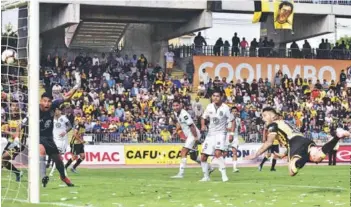  ??  ?? Pinilla se lanza para anotar de cabeza el 2-0 de Coquimbo sobre Colo Colo.