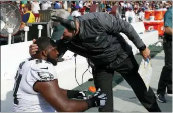  ?? ALEX BRANDON — THE ASSOCIATED PRESS ?? Eagles head coach Doug Pederson, right, speaks with defensive tackle Fletcher Cox in the final moments of Sunday’s game against the Redskins. A few minutes later, Pederson would be on the receiving end of a Gatorade shower in celebratio­n of the opening...