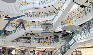  ?? SOMCHAI POOMLARD ?? Several floors of CentralWor­ld mall in Bangkok, decked out with art. Rather than malls, retailers are focusing on small retail stores to better connect with customers.