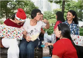  ??  ?? Eat and be merry: Prado (second from left) and her friends enjoying a Christmas picnic at the KLCC Park.