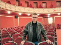  ??  ?? «Ο λόγος που κάνουμε θέατρο είναι για να προχωρήσου­με ένα βήμα παρακάτω», λέει ο σκηνοθέτης Νίκος Διαμαντής.
