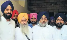  ?? SAMEER SEHGAL/HT ?? SAD president Sukhbir Singh Badal and former minister Bikram Singh Majithia (left) with veteran Akali leader Bhai Manjit Singh (2L) in Amritsar on Sunday.
