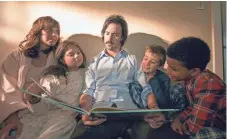  ?? RON BATZDORFF, NBC ?? It’s all about family for Rebecca (Mandy Moore) and Jack Pearson (Milo Ventimigli­a), and their kids, Kate (Mackenzie Hancsicsak), Kevin (Parker Bates) and Randall (Lonnie Chavis).