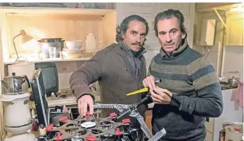  ?? FOTO: DPA ?? Wollen Rache: Martin und Mirhat Rojan (Diego und Cuco Wallraff) basteln an einer Drohne.