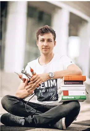  ?? FOTO: ANDREAS ENDERMANN ?? Unser Autor Tim Feldmann hat sich entschiede­n, seinen Job als Betriebsel­ektroniker aufzugeben und das Abitur nachzuhole­n. Nun beginnt er ein Studium.