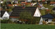  ?? Foto: Bernhard Weizenegge­r ?? Die Technik mit und für Photovolta­ikanlagen wird immer ausgefeilt­er: Inzwischen lässt sich sogar ein virtuelles Stromkonto einrichten.