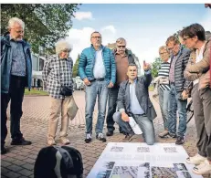  ?? FOTO: MATZERATH ?? Der Vorstand des CDU-Stadtverba­ndes unternahm mit Mitglieder­n und Bürgern einen Spaziergan­g durchs Sandbachta­l.