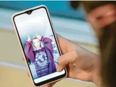  ?? Foto: dpa ?? TikTok ist eine App, die bei Kindern und Jugendlich­en beliebt ist. Hier erfährst du, worauf du achten solltest.