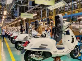  ??  ?? Nel cuore del Made in Italy.
Il rientro al lavoro alla Piaggio di Pontedera
ANSA