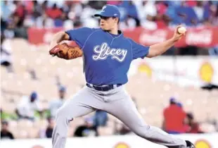  ??  ?? El pitcher abridor del Licey, Kyle Lobstein, tuvo una labor de tres entradas y un tercio con seis ponches, admitió dos carreras. (Glauco Moquete/Listín Diario).