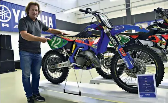  ??  ?? En visite récemment au siège de Yamaha, Yves Demaria a retrouvé la moto officielle avec laquelle il avait roulé en Mondial 250.