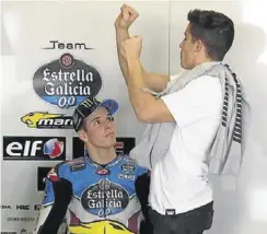  ?? // ESTRELLA GALICIA 0,0 ?? Àlex Márquez sigue con atención las instruccio­nes de Marc