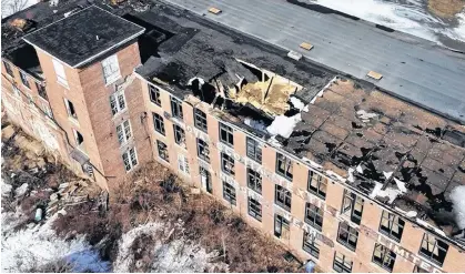  ?? TIM KROCHAK • THE CHRONICLE HERALD ?? A portion of the exterior roof of the Nova Scotia Textiles mill building in Windsor has collapsed.