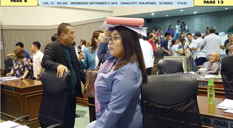  ?? BING GONZALES ?? COUNCILOR Sweet Advincula covers her head as earthquake hits the city on Tuesday afternoon. The weekly council session was adjourned less than an hour after it started as safety measure