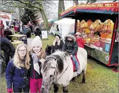  ?? BILDER (2): SASCHA STÜBER ?? Mit dem Pony über den Bümmersted­er Weihnachts­markt: (von links) Laura, Kaja und Jannine begleitete­n die vierjährig­e Dana (4).