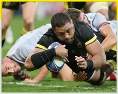  ?? ?? THAT’S A BONUS Toby Faletau scores last-gasp try to give Wales boost