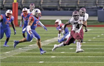  ?? SHAUN MCKELVIN/TONY Gatlin Photograph­y ?? Benton junior receiver Andre Lane, 4, runs after a catch in the Panthers 30-20 win over Parkview at War Memorial Stadium in Little Rock Friday night.