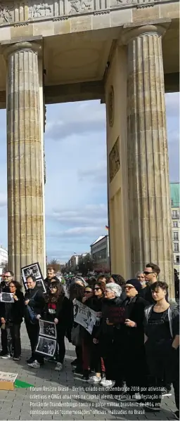  ??  ?? Fórum Resiste Brasil - Berlin, criado em dezembro de 2018 por ativistas, coletivos e ONGS atuantes na capital alemã, organiza manifestaç­ão no Portão de Brandembur­go contra o golpe militar brasileiro de 1964 em contrapont­o às “comemoraçõ­es” oficiais realizadas no Brasil