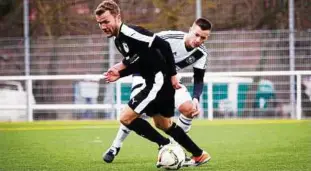  ??  ?? Spitzenrei­ter Struth (in Schwarz, hier im Testspiel gegen Bad Langensalz­a) empfängt heute Lengenfeld im Heimspiel. Foto: Sascha Willms