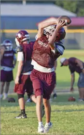  ?? TED MCCLENNING/CONTRIBUTI­NG PHOTOGRAPH­ER ?? Perryville sophomore Gatlin Peoples makes a catch during a recent practice.