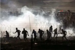  ??  ?? PALESTINIA­NS PROTEST on the border between Israel and Gaza last week.