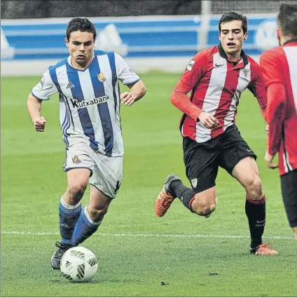  ?? FOTO: J.I.UNANUE ?? Sangalli conduce el balón ante la oposición de dos jugadores del filial del Athletic en el partido de la pasada campaña en Zubieta