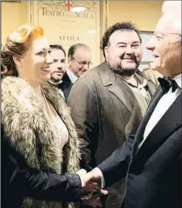  ?? BRESCIA E AMISANO / TEATRO ALLA SCALA ?? Sergio Mattarella felicita Hernández davant el tenor Fabio Sartori