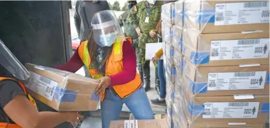 ?? RODRIGO BUENDIA/AFP ?? El equipo electoral fue entregado en su totalidad por militares y funcionari­os del gobierno de Ecuador