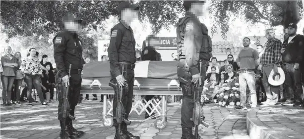  ?? JAVIER PADILLA ?? &gt;Compañeros montan una guardia de honor a los restos del comandante Juan Carlos C.