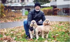  ??  ?? RÅCKSTABO. Ian Melin-jones, 48, har bott här i fyra år. Med hundarna Linus och Teddy.