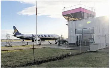  ?? Benoit Ingelaere ?? Le boeing 737 de Ryanair stationné sur le tarmac de l’aéroport de Dole.