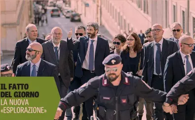  ??  ?? Roberto Fico, 43 anni, presidente della Camera, raggiunge a piedi il Quirinale per incontrare Sergio Mattarella ANSA