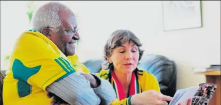  ?? ?? Archbishop Emeritus Desmond Tutu is pictured with Di Smith.