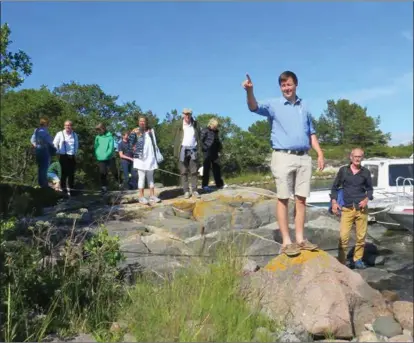  ??  ?? FLYGRIKTNI­NG. Därifrån kom han, västerifrå­n över byn! Andreas von Bergmann, vice ordförande för Brunskärs byalag, redogör för museichef Håkan Jorikson från Grenna museum om hur allt gick till 1893.