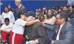  ??  ?? Agradecimi­ento Uno de los niños beneficiad­os del Hogar Padre Vito Guarato agradece con un abrazo al padre Flavián Mucci su ayuda para con esta casa de amor.