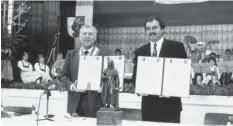  ?? Foto: Stadt Lauingen ?? Im Mai 1988 unterzeich­neten die Bürgermeis­ter Antoine Glémain und Georg Barfuß die Partnersch­aftsurkund­e zwischen Segré und Lauingen.