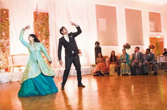  ?? Photos by Laura Morton / Special to The Chronicle ?? Heda (left) and Mukundan, in a change of clothes, perform a choreograp­hed first dance during the reception of their wedding. Inset: A Hindu aarti plate is used for offerings and blessings at the ceremony.