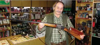  ??  ?? Gottfried Eder met ’n pragtige Stutzen-geweer. Hy is ’n wapenhande­laar in die Oostenryks­e dorpie Lofer.