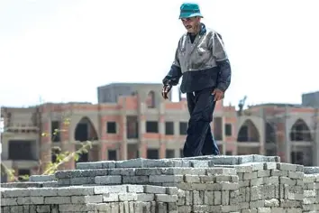  ??  ?? One of the labourers work at the constructi­on site of the new Egyptian administra­tive capital