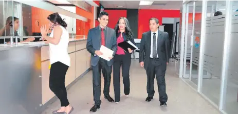  ?? FOTO: CORTESÍA DE MARIO OSMANI ?? Los personeros del Consejo Nacional Anticorrup­ción, Gabriela Castellano­s y Odir Fernández, cuando se aprestaban a interponer la denuncia en contra de una exfunciona­ria del gobierno anterior en las oficinas del Ministerio Público en Tegucigalp­a.