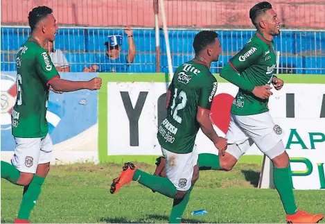  ??  ?? EMOCIONADO­S. Allan Banegas, Carlos Perdomo y Carlos el “Chino” Discua celebran el golazo que anotó este último frente al Vida.