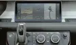  ??  ?? Einzug der Neuzeit: Digital-Instrument­e im Land Rover Defender.