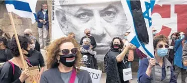  ?? GETTY ?? Supporters of Israeli Prime Minister Benjamin Netanyahu protest outside court on Sunday as the longtime leader faces trial. He called the corruption charges a politicall­y motivated attack.