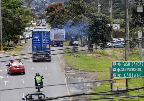  ?? RAFAEL PACHECo ?? Fotografia tomada el pasado 24 de noviembre en la Lima en Cartago. Emisiones de automotore­s que usan diésel tienden a emitir más CO2 en el país. Este es el gas que por volumen agrava más el efecto invernader­o.