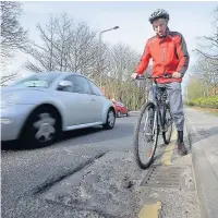  ??  ?? ●● David Mayers showed us the issue for cyclists on Cumberland Street, Macclesfie­ld
