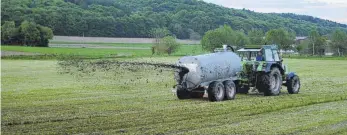  ?? ARCHIVFOTO­S: CHRISTOPH KÖLLE/ FRANZISKA WOLFINGER ?? Mit der Schleppsch­uh-Technik (oben) gelangt die Gülle direkt auf den Boden. Die Gerätschaf­ten kosten viel Geld und sind aufwändige­r in der Handhabung als herkömmlic­he Güllefässe­r. Das untere Foto zeigt ein Fass mit Schwenkver­teiler, wie ihn viele Westallgäu­er Bauern nutzen.