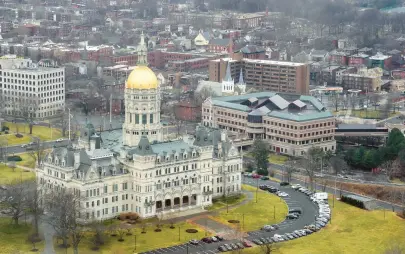  ?? AARON FLAUM/HARTFORD COURANT ?? The state Capitol and the Legislativ­e Office Building in Hartford.