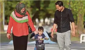  ?? [FOTO HIASAN] ?? Ketua keluarga perlu meluangkan masa bersama anak dan isteri dalam mengukuhka­n lagi kasih sayang.