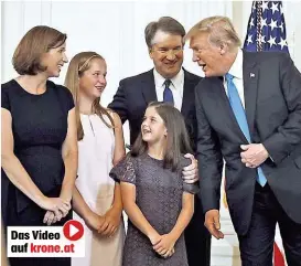  ??  ?? Als Trump Brett Kavanaugh, seinen Wunschkand­idaten für den frei werdenden Posten am US- Supreme- Court, samt Familie vorstellte, lief das im ganzen Land live im Fernsehen.