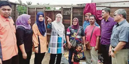  ?? (Foto Noor Hidayah Tanzizi/bh) ?? Dr Zaliha (empat dari kiri) melawat rumah Ruhaida (empat dari kanan) dalam kejadian ribut di Jalan Bagan Sungai Belukang, Rungkup, Bagan Datuk, semalam.
